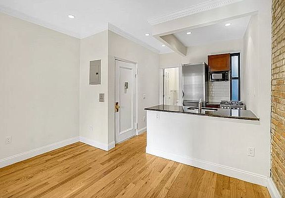 5th image of 419 E 82nd St #4E