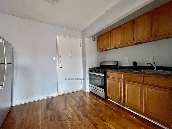 5th image of 130 E 18th St APT 6J