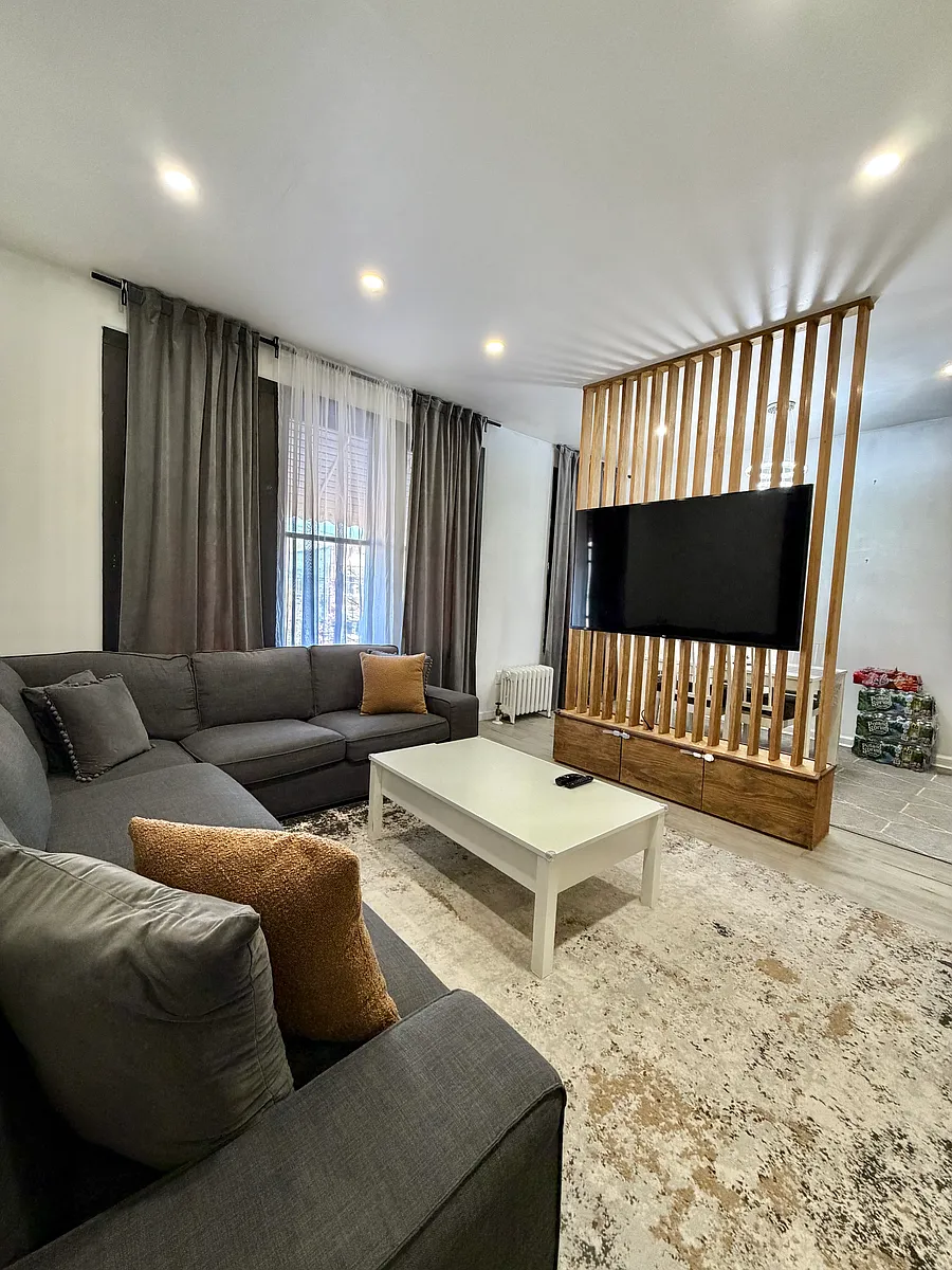 Building Photo - 643 Saint Lawrence Ave #2