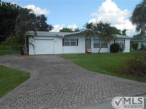 2nd image of 913 Entrada Dr N