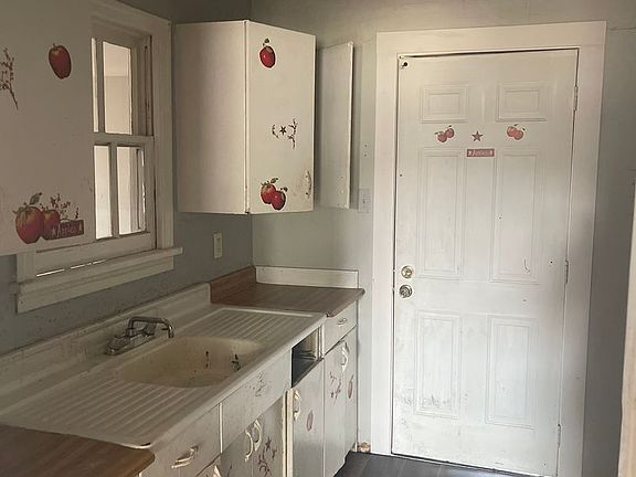 5th image of 2702 Meadow Ave