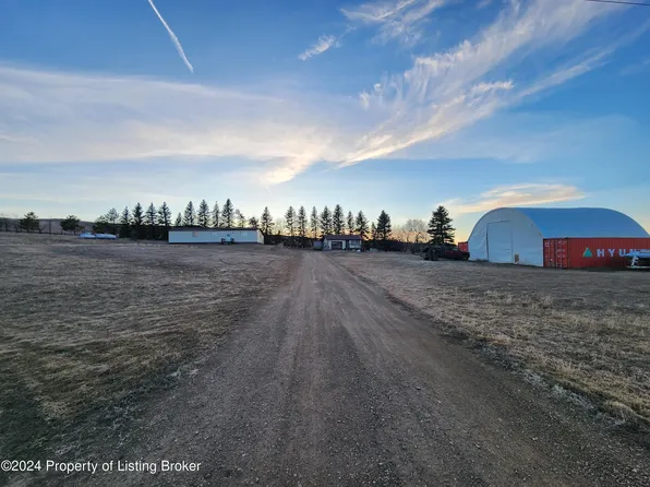 109 2nd St N, Hettinger, ND 58639