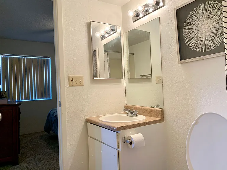 Sunset Vista Apartments — Photo 13