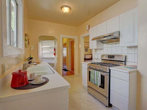 5th image of 131 Ellington Ave