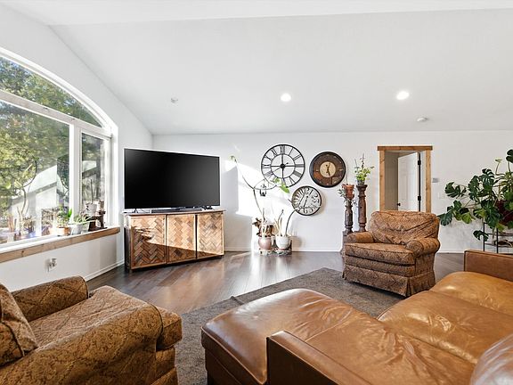 4th image of 520 Gopher Ln