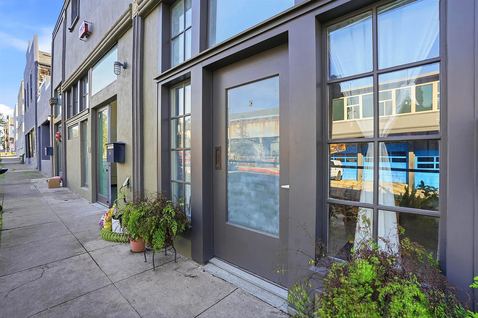 733 Loring Ave photo 1