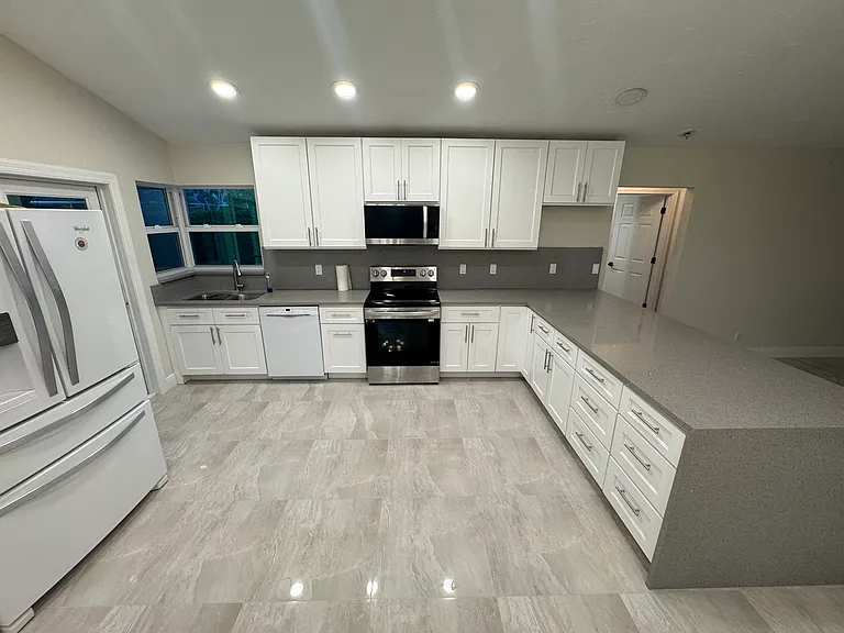 1327 Lake Breeze Dr — Photo 3