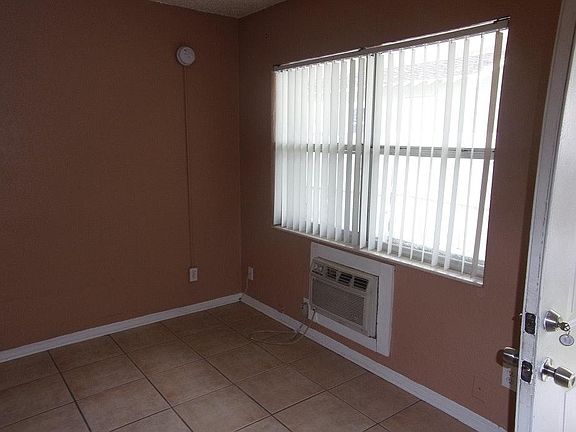 5th image of 1010 Crescent Lake Dr APT 3