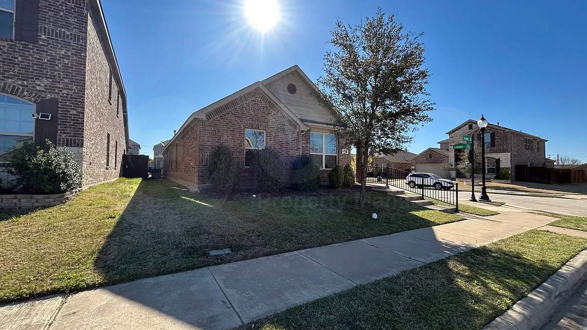 3 bed, 2.0 bath, 1456 sqft, $1,950 — Photo 3