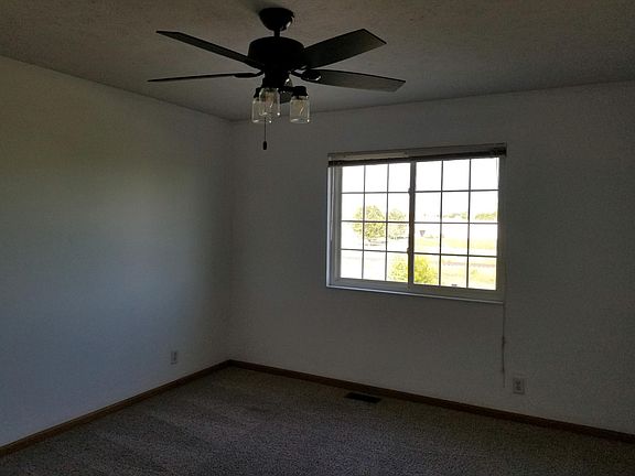 3rd image of 916 Lamont Dr