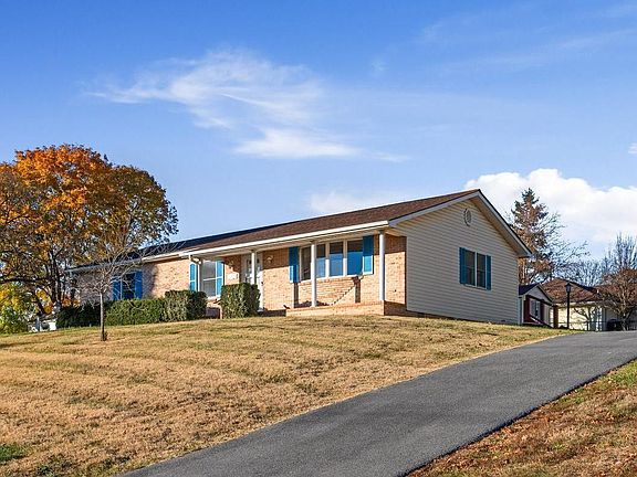 2nd image of 111 Pebble Brook Ln