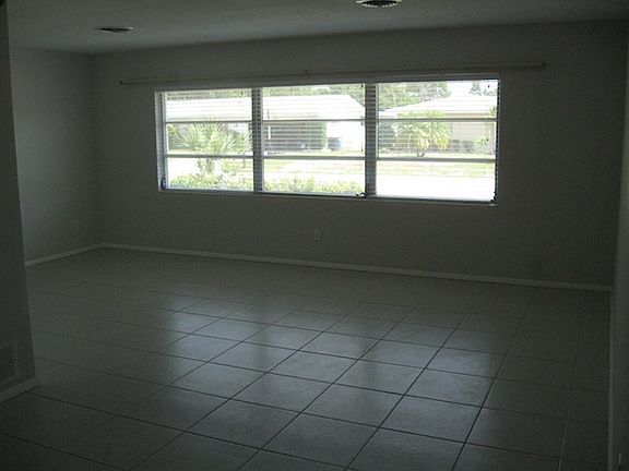 4th image of 2118 Academy Dr