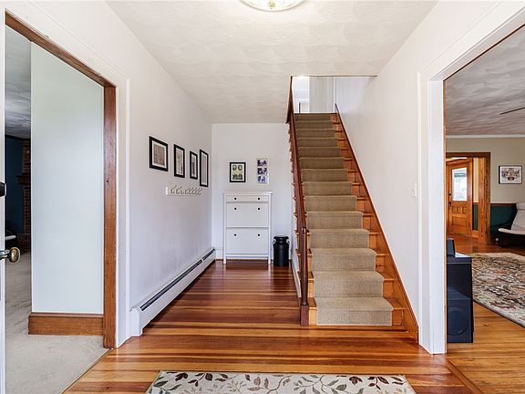 3rd image of 1116 Whitney Rd E