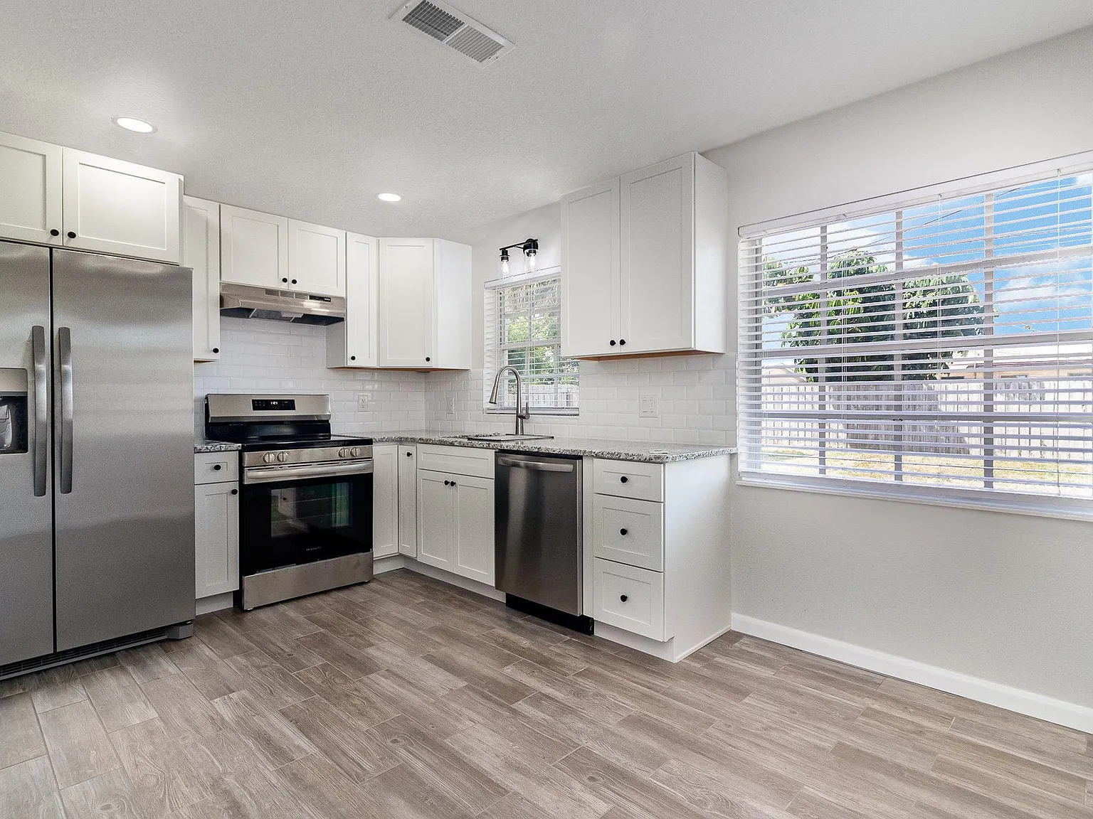 2 bed, 877 sqft, $2,300 — Photo 3