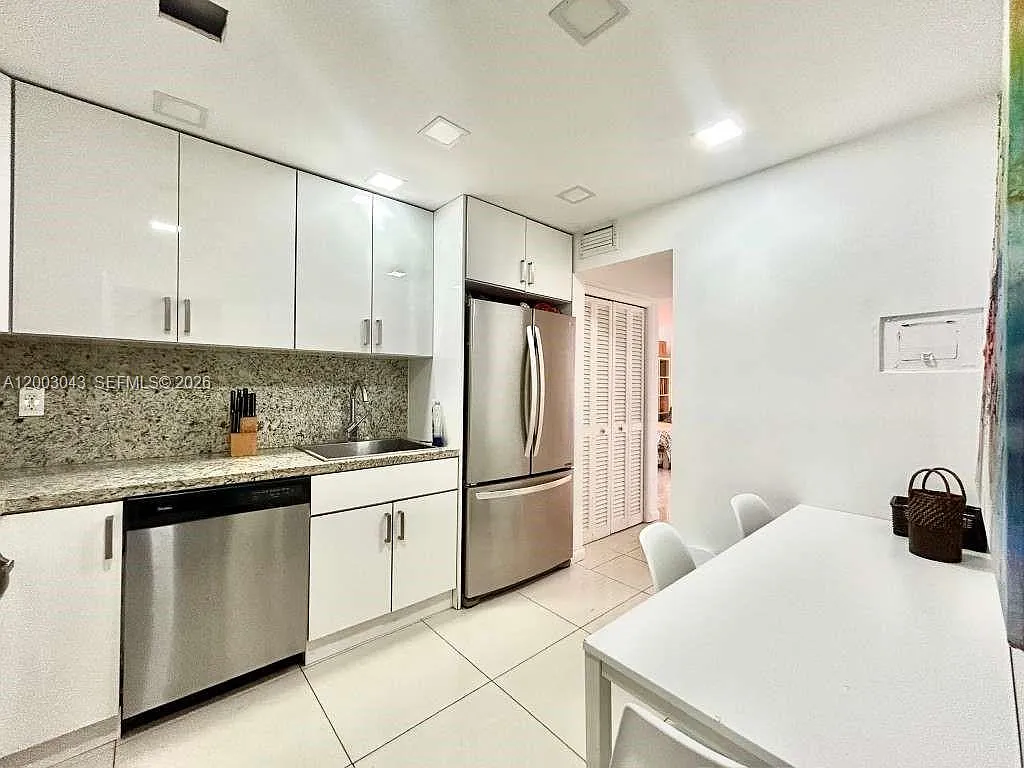 Building Photo - 9500 W Bay Harbor Dr #2G