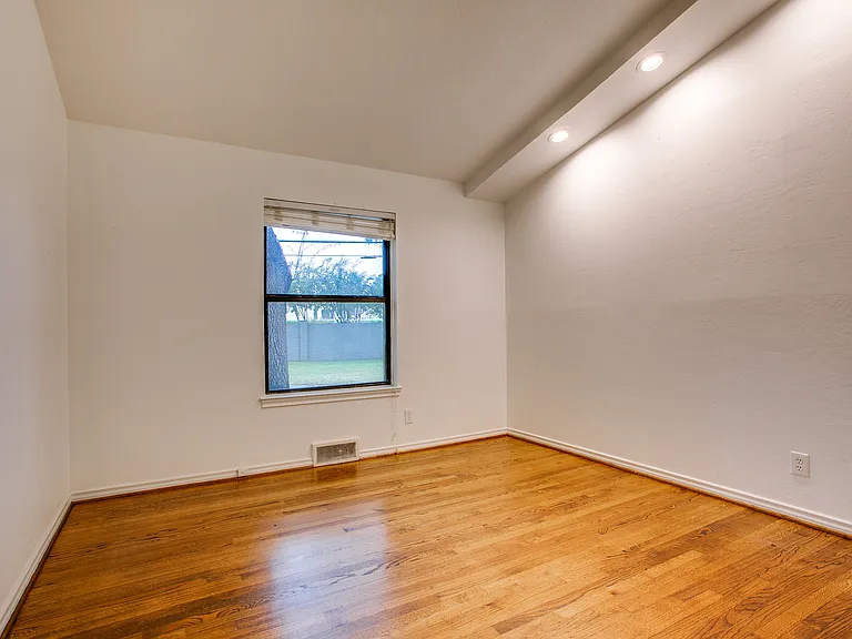 5815 Walnut Hill Ln — Photo 37