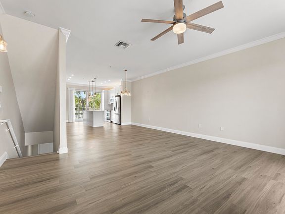 5th image of 643 Casa Loma Boulevard