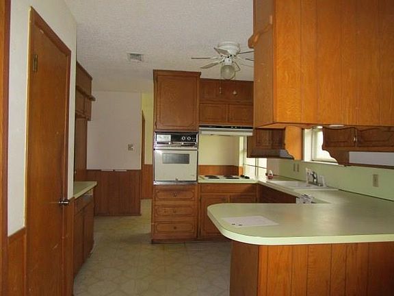 3rd image of 1309 Cameo Dr