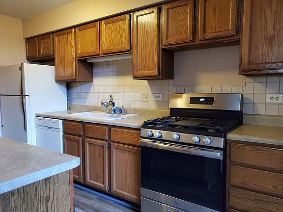 3rd image of 1402 Oakleaf Ln #1402