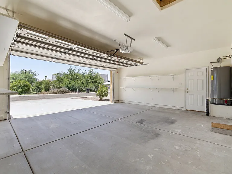 512 W Brown St — Photo 2