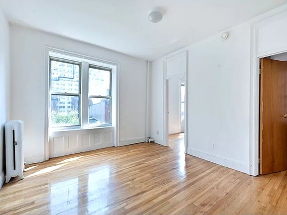 3rd image of 200 Waverly Pl APT 5
