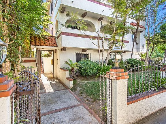 Dual Gated Entry steps from Ventura Blvd