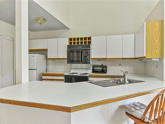5th image of 754 Williamsburg Cir