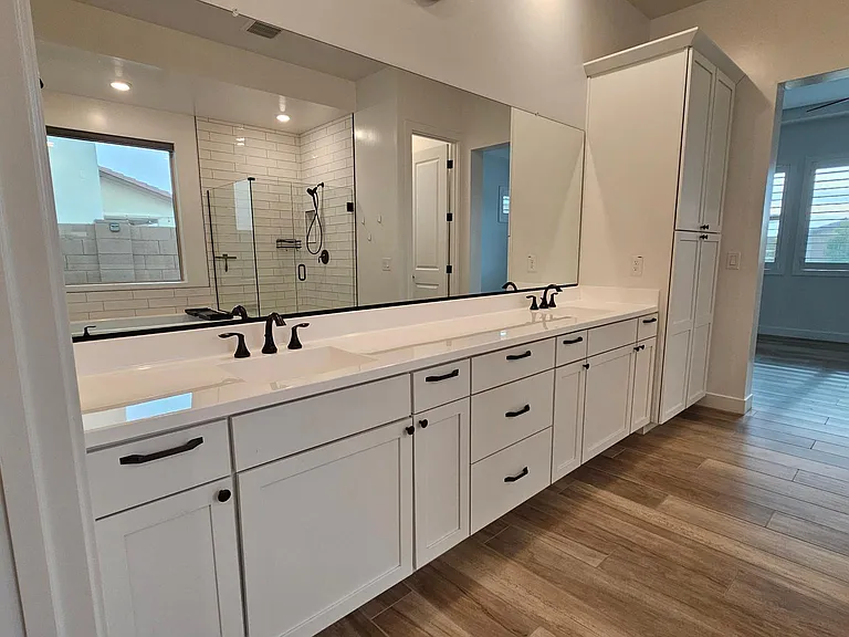 Double sinks with amazing storage