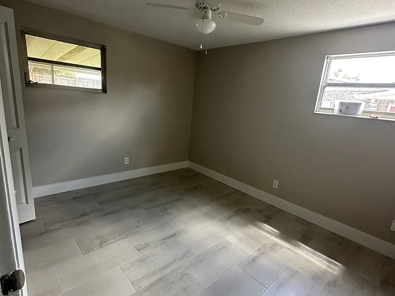 170 Parkwood Dr W — Photo 11
