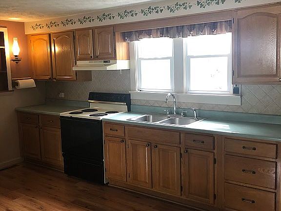 Kitchen: appliances included