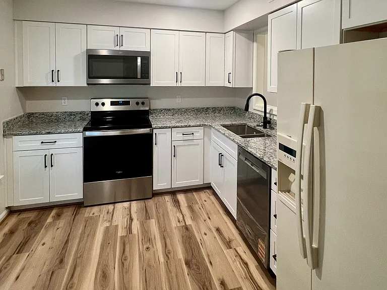 1000 Huntwood Ln — Photo 3