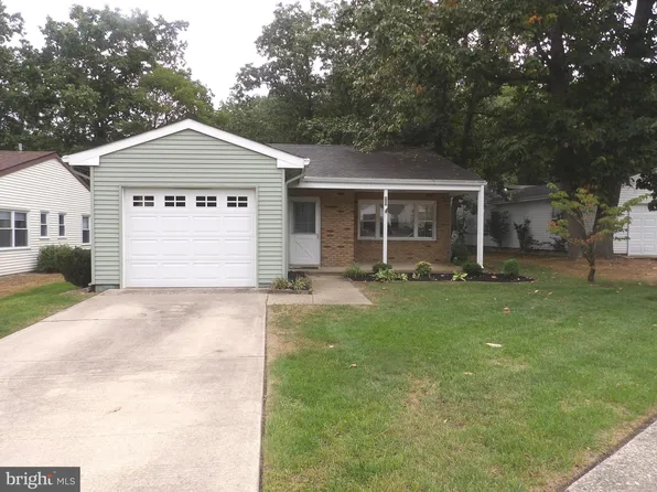 50 Huntington Dr, Southampton, NJ 08088