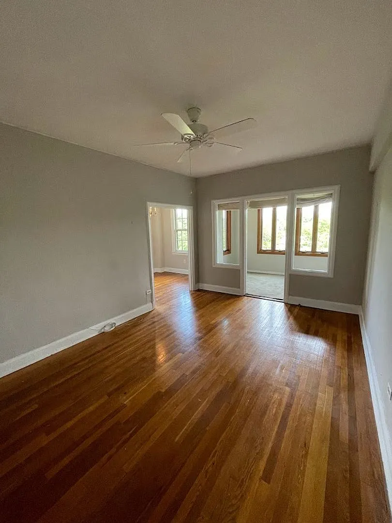 Spacious 1 BR + Den apartment in the highly desired Kalorama Neighborhood — Photo 3
