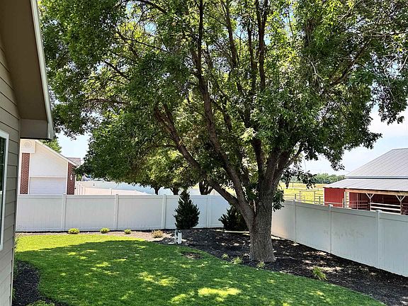 4th image of 2717 Thunderbird Dr