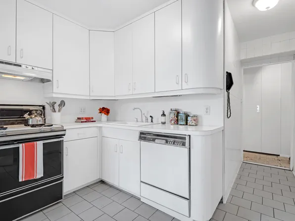 360 East 72nd Street image 5 of 13