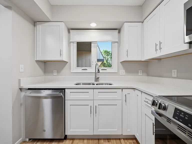 1941 Devonshire Dr #3 — Photo 10