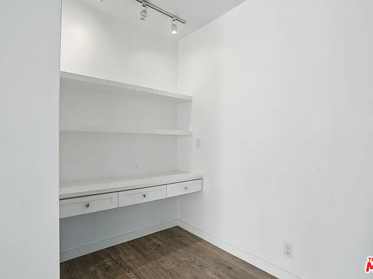 930 3rd St #303 — Photo 34
