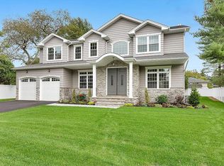 20 Narcissus Dr, Syosset, NY 11791
