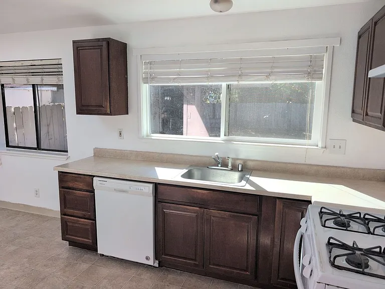 2305 Woolner Ave — Photo 7
