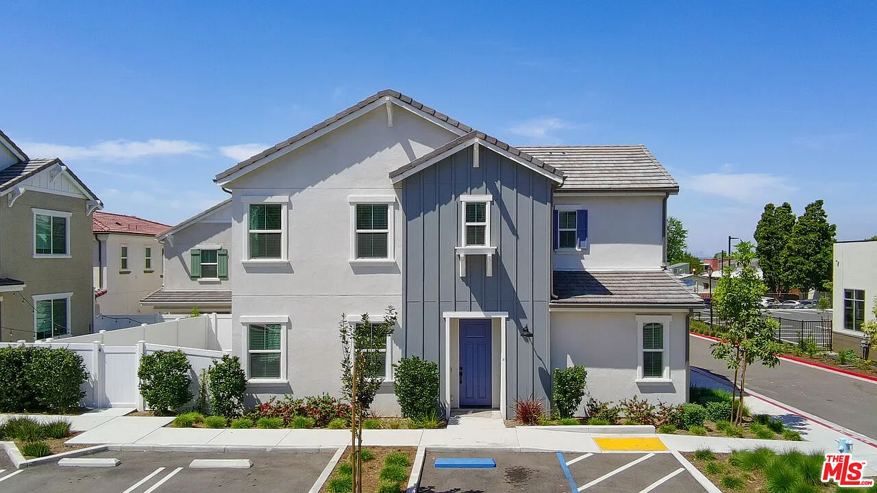 4 bed, 3.0 bath, 2101 sqft, $4,300 — Photo 1