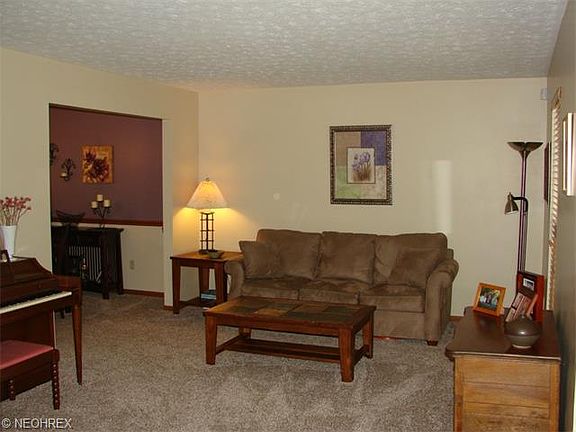 3rd image of 327 Oakdale Cir
