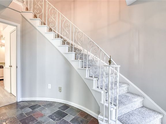 3rd image of 4 Meadowlawn Dr Unit 7