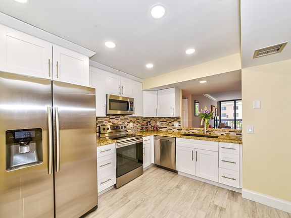 Wood Flrs & Granite Counters
