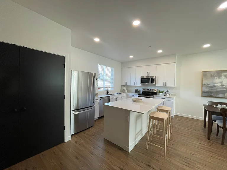 14122 Canyon Rd E — Photo 19