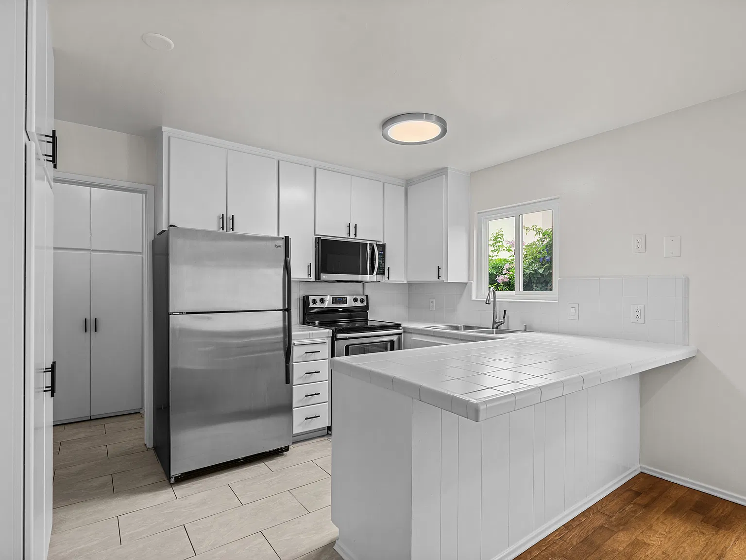 2 bed, 1400 sqft, $4,500 — Photo 4