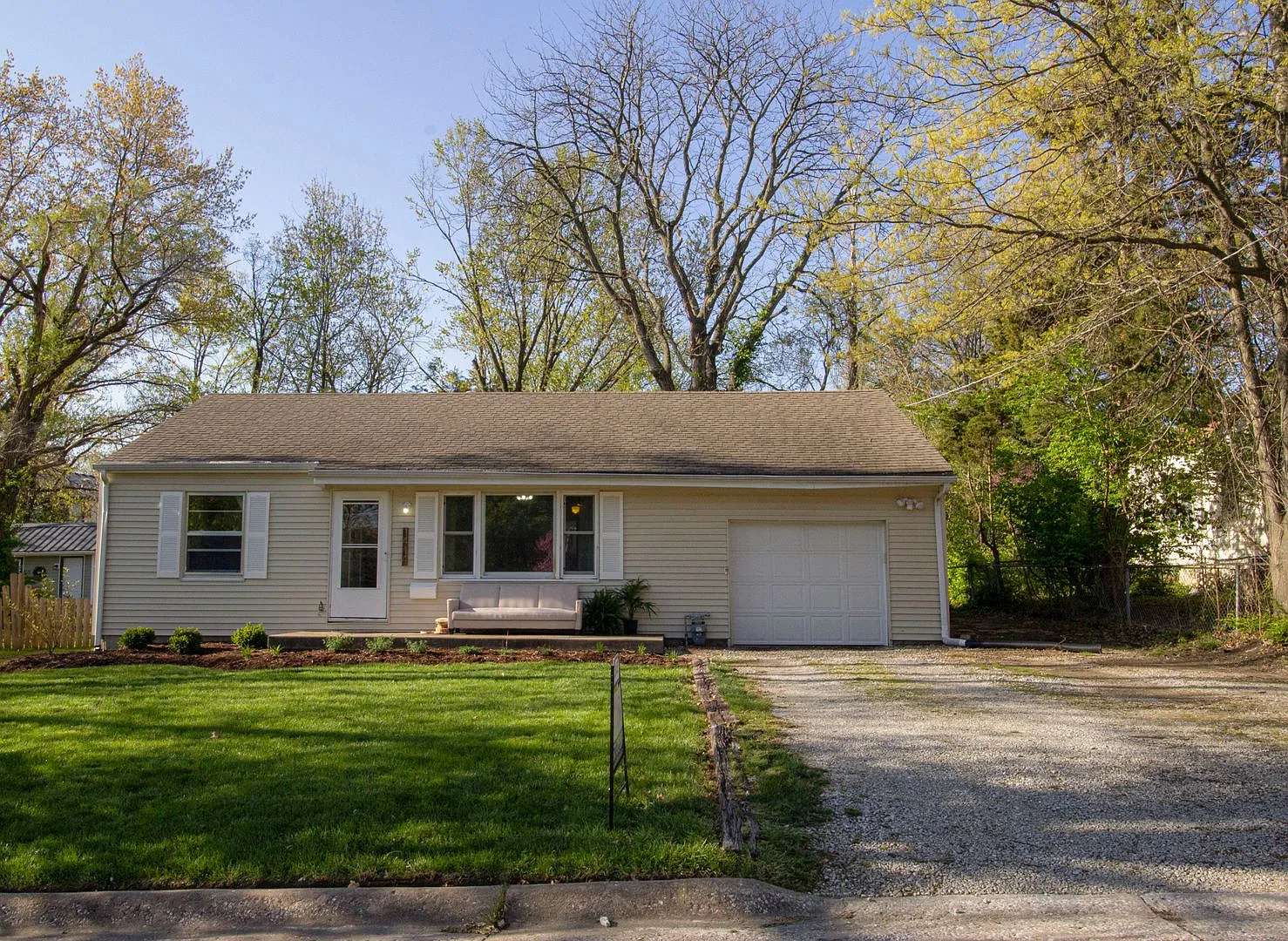 Open 2 Bed / 1 Bath Single Family Home — Photo 2