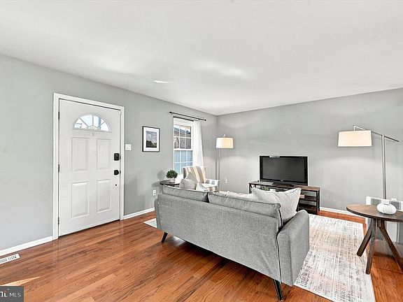 4th image of 4120 Rosemont Ave