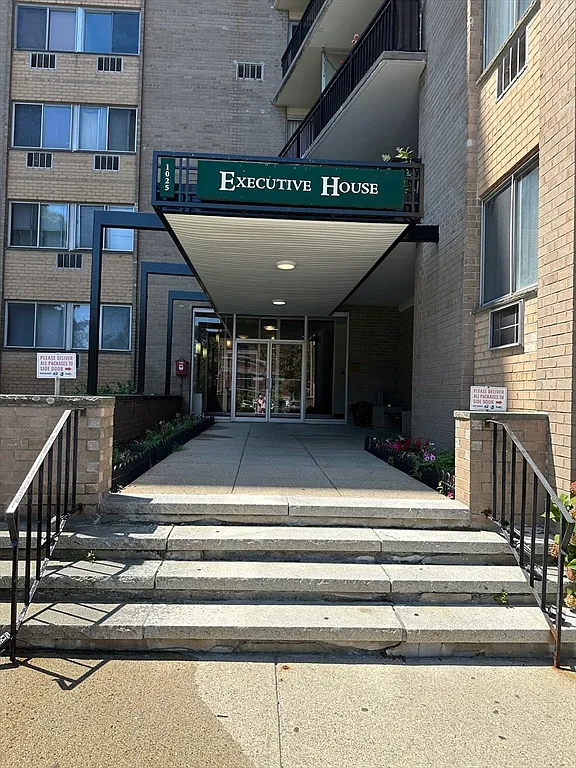 2 bed, 1.0 bath, 940 sqft, $2,400 — Photo 2