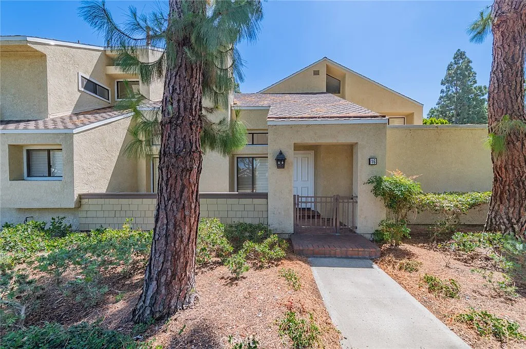 2 bed, 1.5 bath, 1492 sqft, $3,980 — Photo 2