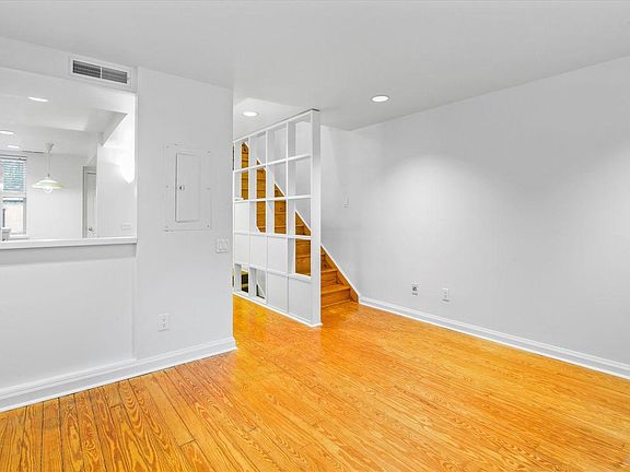 3rd image of 2029 Bainbridge St Floor 2